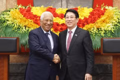 Le président Luong Cuong (droite) et le président du Conseil européen António Costa lors d’une conférence de presse informant sur les résultats de leur entretien à Hanoï. Photo : VNA