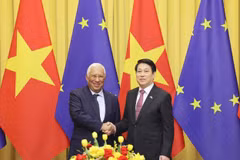 Le président Luong Cuong (droite) et le président du Conseil européen, António Costa. Photo : VNA