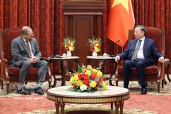 Le secrétaire général du Parti et président de la République To Lam reçoit à Hanoï Cristiano Amon, PDG du groupe américain Qualcomm. Photo : VNA