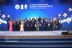 a vice-présidente de l’Assemblée nationale Nguyen Thi Thanh et les délégués à la 2e Conférence interparlementaire au niveau des présidents des parlements (ISC-2). Photo : VNA