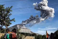 Dans la nuit du 31 août, le Sinabung a projeté une colonne de cendres noires et denses à environ 3 500 mètres au-dessus du cratère, soit près de 5 960 mètres au-dessus du niveau de la mer. Photo : VNA
