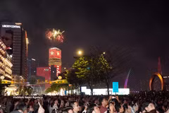 Le tir de feux d'artifice de basse altitude à la zone de la tour Saigon Marina IFC (quartier de Sai Gon). Photo : VNA