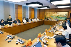 Les députés lors des discussions en groupe sur les projets de loi modifiant la Loi sur la protection de l’environnement et la Loi sur les ressources naturelles et l’environnement marins et insulaires. Photo : VNA