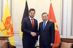 Le secrétaire général du Parti et président vietnamien, To Lam (droite), a rencontré le 23 octobre, à Bruxelles, le ministre-président de la Wallonie, Adrien Dolimont. Photo : VNA