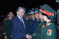 Le secrétaire général du Parti To Lam visite et formule les meilleures du Têt aux unités de Police et militaire. Photo : VNA
