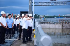 Le Premier ministre Le Minh Hưng inspecte le projet de protection contre les inondations et les ondes de tempête dans le quartier de Xom Chieu, à Hô Chi Minh-Ville. Photo : VNA