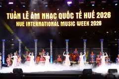 Des performances artistiques lors de la soirée d'ouverture de la Semaine internationale de musique de Hué. Photo : VNA