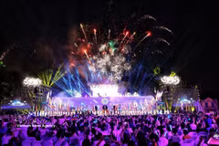Un feu d’artifice illumine la scène de la Citadelle impériale de Thang Long lors de la cérémonie de clôture du 2e Festival des cultures du monde à Hanoï en 2026. Photo : VNA