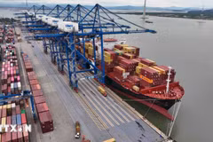 Chargement et déchargement de marchandises d'exportation au port international à conteneurs de Hai Phong, ville de Cat Hai, district de Cat Hai, Hai Phong. Photo : VNA
