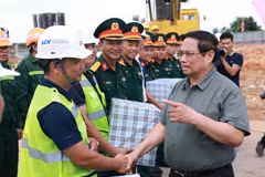 Le Premier ministre Pham Minh Chinh rencontre et offre des cadeaux aux unités de construction du terminal passagers T2 de l'aéroport de Dong Hoi. Photo : VNA