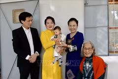 L'épouse du président de l'Assemblée nationale Trân Thanh Mân, Nguyên Thi Thanh Nga, rencontre des Vietnamiens résidant au Village vietnamien au Maroc. Photo : VNA
