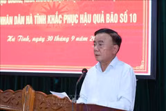 Le permanent du Secrétariat Tran Cam Tu, accompagné d’une délégation du Comité central du Parti à Ha Tinh. Photo : VNA