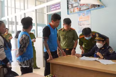 Sur la photo : les autorités contrôlent strictement la zone du poste frontière international de Dinh Ba afin de prévenir et de lutter contre les entrées et sorties illégales. Photo : VNA