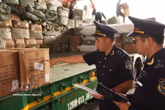 Inspecter et contrôler les marchandises importées et exportées au poste frontière international de Huu Nghi, province de Lang Son. Photo : VNA