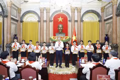 Le secrétaire général du Parti et président To Lam rencontré 85 jeunes pionniers exemplaires venus de l’ensemble du pays. Photo : VNA