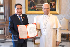 Le président de l'Assemblée nationale, Tran Thanh Man, remet une lettre du secrétaire général du Parti et président To Lam au pape Léon XIV. Photo : VNA