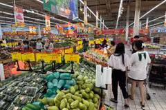 Le chiffre d’affaires total des ventes au détail de marchandises et de services en 2024 a augmenté de manière constante, il est estimé à plus de 1.206.261 milliards de dôngs. Photo : CVN