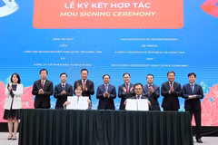 Le vice-Premier ministre et ministre des Affaires étrangères Bui Thanh Son et les délégués assistent à la cérémonie de signature d'un accord de coopération entre l'Association des entreprises sud-coréennes de Hung Yen et la société par actions d'investissement Bao Hung. Photo : VNA