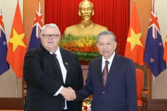 Le secrétaire général du Parti communiste du Vietnam, Tô Lâm rencontre le président de la Chambre des représentants néo-zélandaise Gerry Brownlee à Hanoï. Photo : VNA