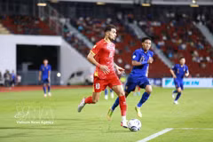 Hoang Hen (numéro 10 – équipe nationale du Vietnam) tente de dribbler un joueur thaïlandais. Photo : VNA