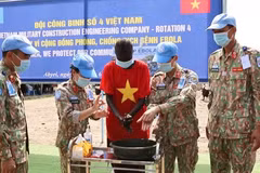 Des médecins militaires vietnamiens forment avec diligence les élèves locaux aux procédures de désinfection médicale standard. Photo : Nhan Dan