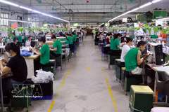 Des ouvriers travaillent dans une usine de transformation de textiles destinés à l'exportation. Photo : VNA