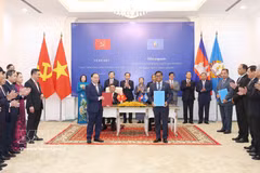 La cérémonie de remise de documents de coopération Vietnam–Cambodge
