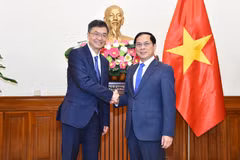Pe vice-Premier ministre et ministre vietnamien des Affaires étrangères Bui Thanh Son (droite) et hen Gang, membre du Comité central du Parti communiste chinois (PCC), secrétaire du Comité du PCC et président du Comité permanent de l'Assemblée populaire de la région autonome Zhuang du Guangxi. Photo : VNA