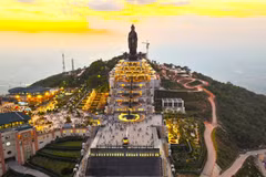 La zone touristique nationale de la montagne Ba Den au coucher du soleil, dotée des structures spirituelles et de complexes architecturaux avec des lumières brillantes. Photo : VNA