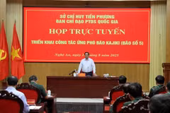 Le Premier ministre Pham Minh Chinh préside une réunion de déploiement des missions au Poste de commandement avancé du gouvernement installé dans la province de Nghê An. Photo : VNA