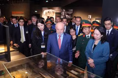Le président brésilien Luiz Inácio Lula da Silva visite le Musée d'histoire militaire du Vietnam. Photo : VNA