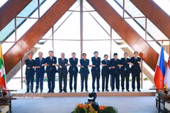 Le Premier ministre vietnamien, Le Minh Hung et les dirigeants de l'ASEAN participant à la session restreinte des dirigeants de l’ASEAN à Cebu. Photo : VNA