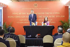 Le secrétaire général du Parti et président To Lam, rencontre les cadres des représentations vietnamiennes ainsi que la communauté vietnamienne au Sri Lanka. Photo : VNA