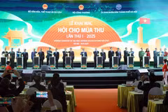 Dans la soirée du 25 octobre, la première Foire d’Automne 2025 a été ouverte au Centre d’exposition du Vietnam (VEC) à Đong Anh, Hanoï. Photo : VNA