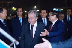 Le Premier ministre Pham Minh Chinh invite le Secrétaire général des Nations Unies, António Guterres, à monter l'avion et à quitter Hanoï pour le 47e Sommet de l'ASEAN en Malaisie. Photo : VNA