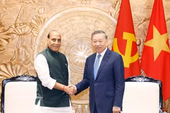 Le secrétaire général du Parti communiste du Vietnam et président vietnamien To Lam (droite) et le ministre indien de la Défense Rajnath Singh, à Hanoï.
