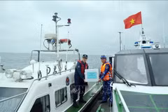 Les garde-côtes vietnamiens et chinois effectuent une patrouille conjointe dans les eaux du golfe du Bac Bo. Photo : VNA