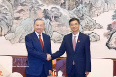 Le secrétaire général du Parti et président vietnamien, To Lam (gauche) et Chen Gang, secrétaire du Comité du Parti et président du Comité permanent de l’Assemblée populaire de la région autonome Zhuang du Guangxi. Photo : VNA