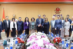 La vice-ministre de la Santé, Nguyen Thị Lien Huong, le professeur Yazdan Yazdanpanah, directeur de l’ANRS Maladies infectieuses émergentes, les délégués vietnamiens et français. Photo : Vietnam+