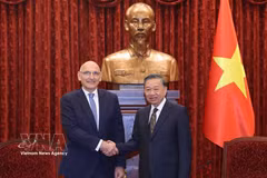 Le secrétaire général du Parti communiste du Vietnam et président de la République, To Lam (droite), a reçu Elchin Amirbayov, envoyé spécial du président de la République d’Azerbaïdjan, en visite de travail au Vietnam. Photo : VNA