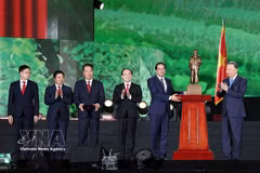 Le secrétaire général et président To Lam a offert une statue du président Ho Chi Minh au Comité du Parti, au gouvernement et au peuple de la province de Thai Nguyen.