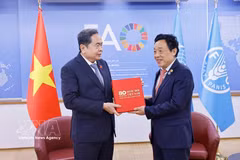 Le président de l’Assemblée nationale du Vietnam, Tran Thanh Man (droite) et Qu Dongyu, directeur général de l’Organisation des Nations unies pour l’alimentation et l’agriculture à Rome. Photo : VNA