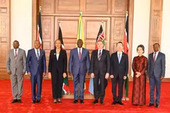 L'ambassadrice du Vietnam en Tanzanie et en République du Kenya, Vu Thanh Huyen (3e à gauche) et d'autres ambassadeurs lors de la cérémonie de présenter les lettres de créance. Photo : VNA