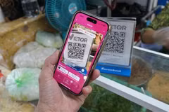 Réalisation des transferts d'argent grâce à l'application Momo. Photo : VNA