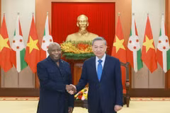 Le secrétaire général du Comité central du PCV To Lam et le président du Burundi Évariste Ndayishimiye. Photo : VNA