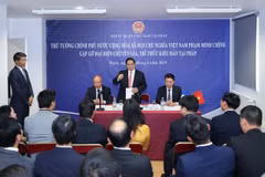 Le Premier ministre Pham Minh Chinh rencontre à Paris des représentants d'experts et d'intellectuels vietnamiens en France. Photo : VNA
