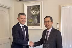 L'ambassadeur du Vietnam en Australie, Pham Hung Tam (droite) et Anthony McFarlane, directeur de la communication du groupe Sunrice. Photo : VNA
