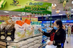 Des gens font leurs achats dans le supermarché Co.opmart Ly Thuong Kiet, à Ho Chi Minh-Ville. Photo : VNA