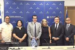 L'ambassadrice du Vietnam en Grèce, Pham Thi Thu Hươnge (2e à gauche), des ambassadeurs des pays de l'ASEAN accrédités en Grèce et le ministre grec de la Migration et de l'Asile, Athanasios Plevris. Photo : VNA