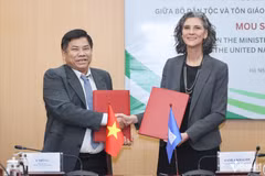 Le vice-ministre des Affaires ethniques et religieuses, Y Thông et Mme Ramla Khalidi, représentante résidente du PNUD au Vietnam signent le protocole d'accord. Photo : VNA